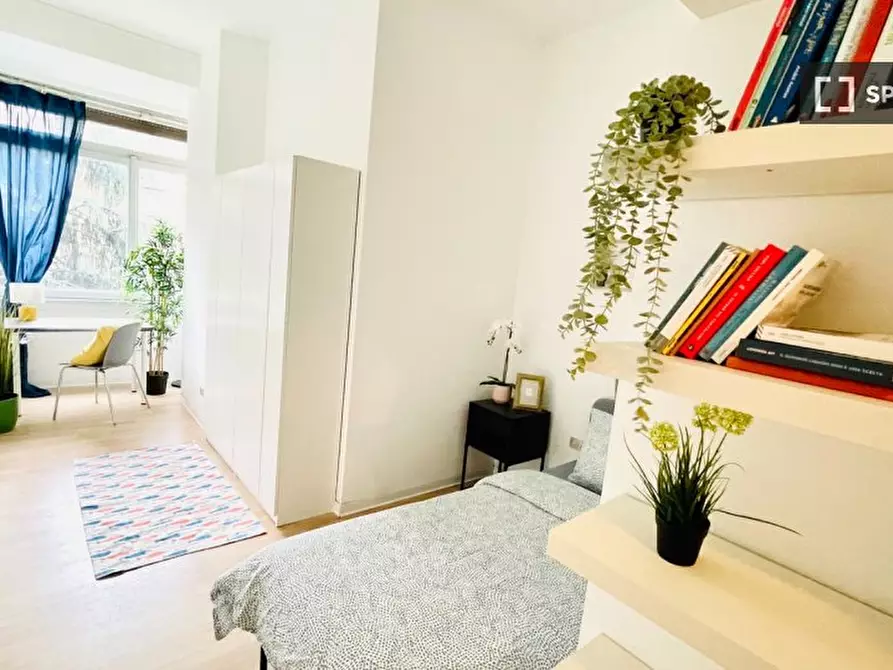 Immagine 2 di Camera condivisa in affitto  in Viale Coni Zugna a Milano