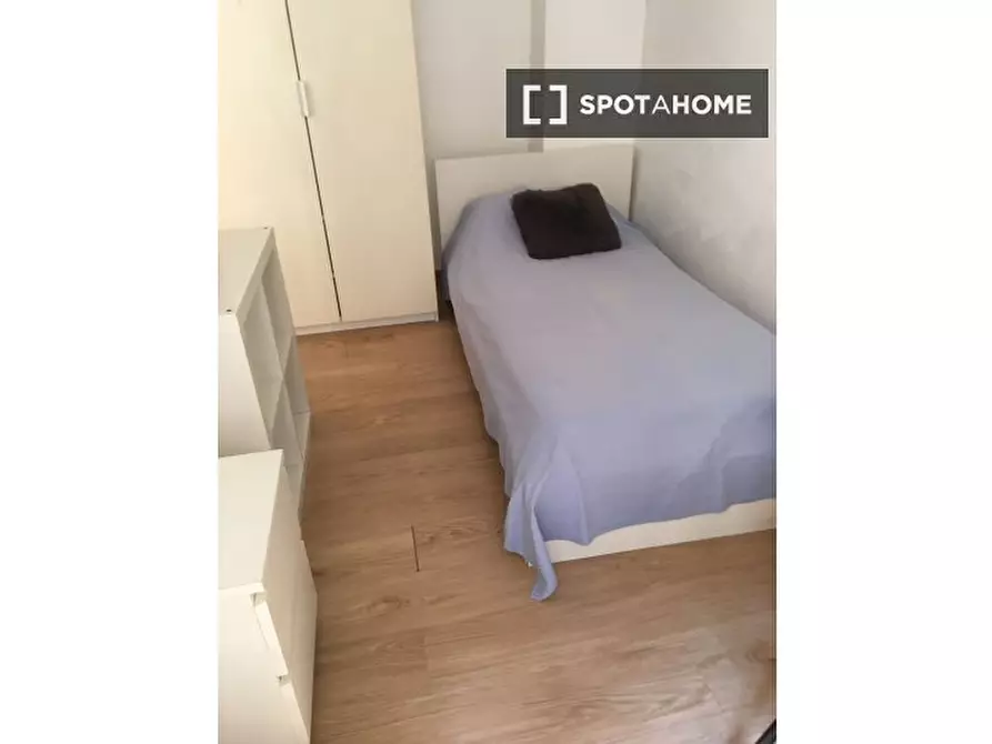 Immagine 1 di Camera condivisa in affitto  in Via Giovanni Giolitti a Roma