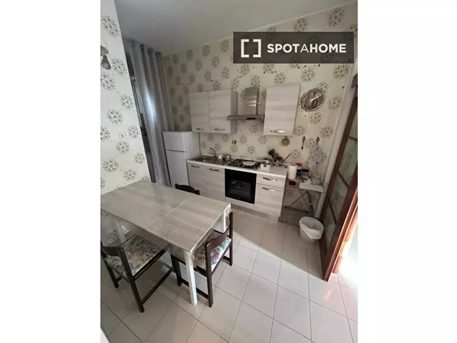 Immagine 2 di Camera condivisa in affitto  in Via Consalvo a Napoli