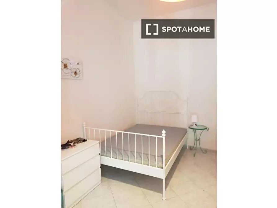 Immagine 15 di Camera condivisa in affitto  in Via Antonietta de Pace a Napoli