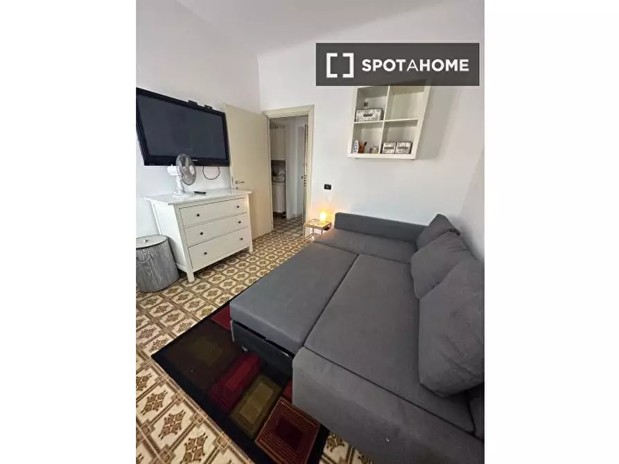 Immagine 1 di Camera condivisa in affitto  in Via Luigi Mercantini a Milano