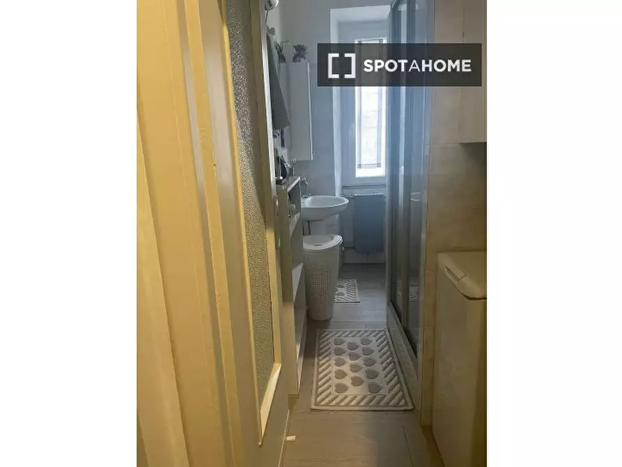 Immagine 16 di Camera condivisa in affitto  in Via Vincenzo Montenovesi a Roma