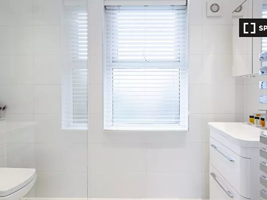 Immagine 18 di Appartamento in affitto  in Kilburn High Rd a Camden Town