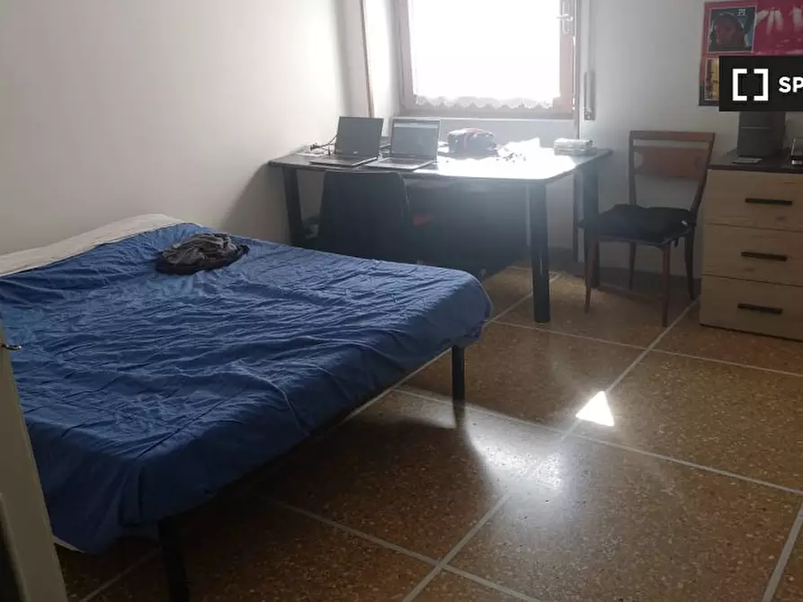 Immagine 2 di Camera condivisa in affitto  in Via Montebuono a Roma