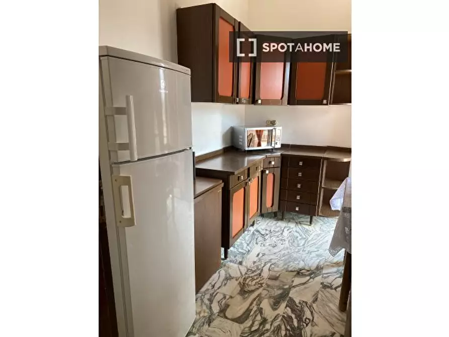 Immagine 17 di Camera condivisa in affitto  in Viale Maria Bakunin a Napoli