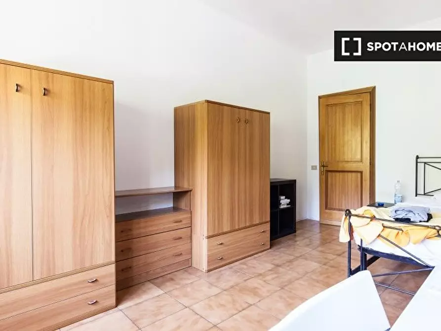 Immagine 3 di Camera condivisa in affitto  in Via Tiberio Imperatore, 00145 Roma RM, Italy a Roma