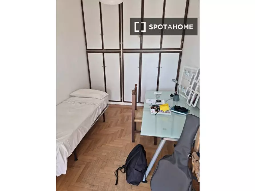 Immagine 1 di Camera condivisa in affitto  in Via Micone di Atene a Roma