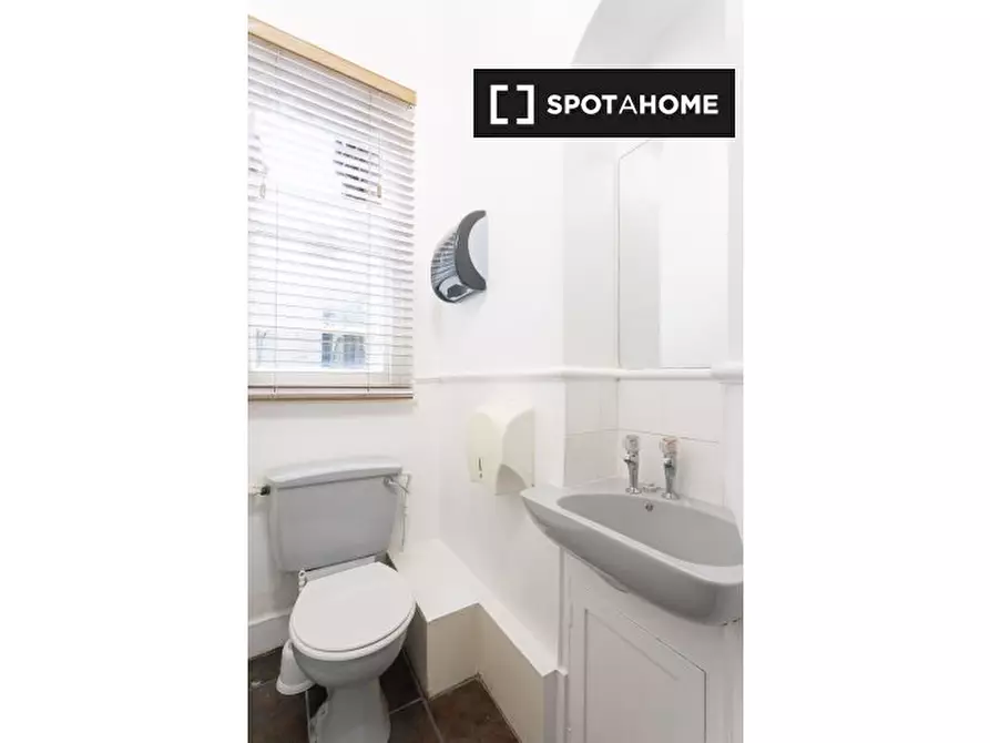 Immagine 10 di Camera condivisa in affitto  in Ground Floor Apartment a Kensington