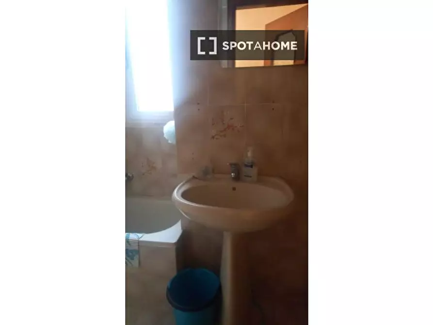 Immagine 6 di Camera condivisa in affitto  in Via Carbonara a Napoli