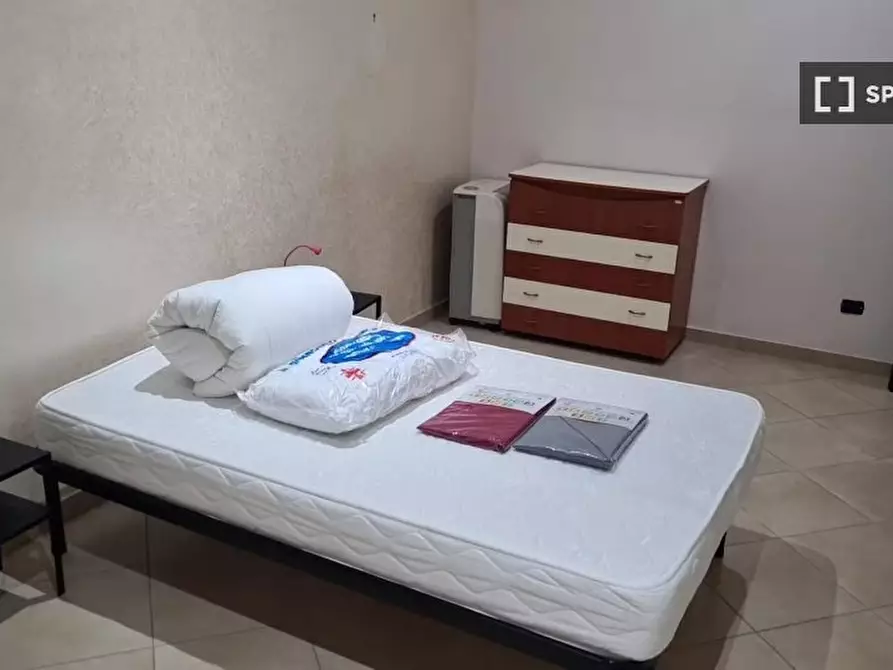 Immagine 1 di Camera condivisa in affitto  in Via Luigi Settembrini a Napoli