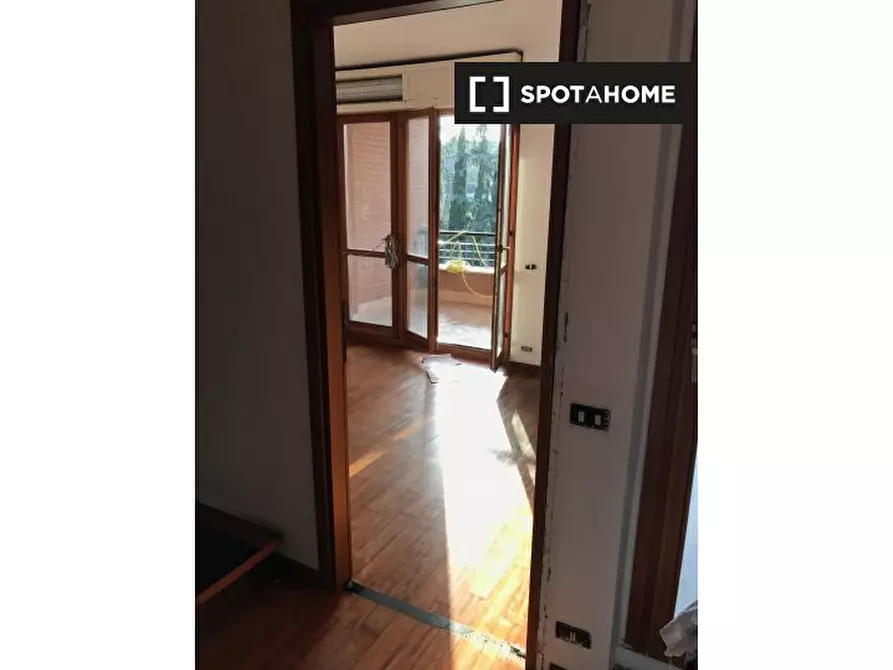 Immagine 1 di Camera condivisa in affitto  in Via Luigi Ploner a Roma