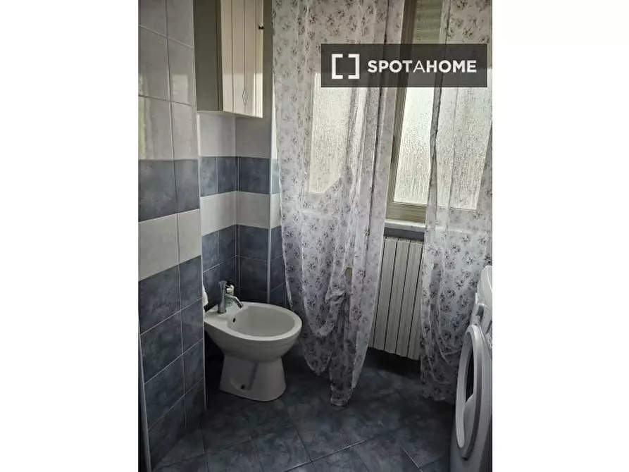 Immagine 7 di Camera condivisa in affitto  in Via dei Centauri a Roma