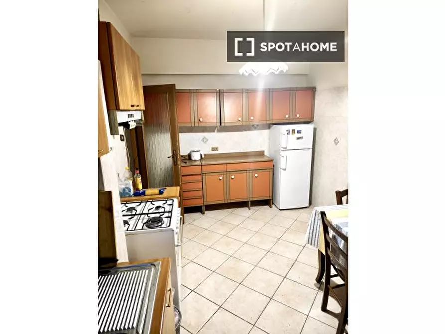 Immagine 3 di Camera condivisa in affitto  in Via Licinio Stolone a Roma