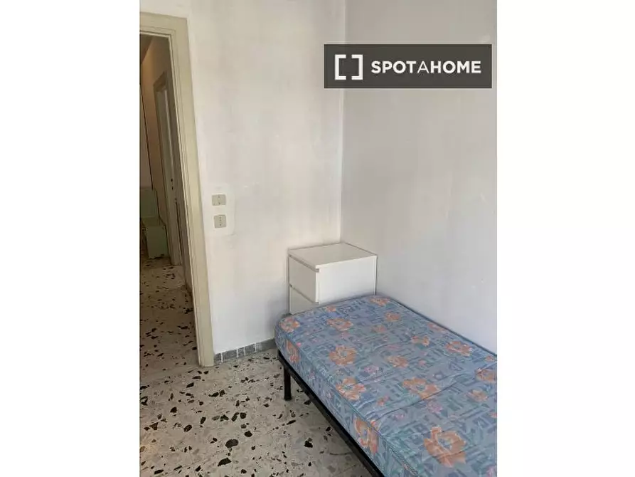 Immagine 2 di Camera condivisa in affitto  in Via dei Monti di Creta a Roma