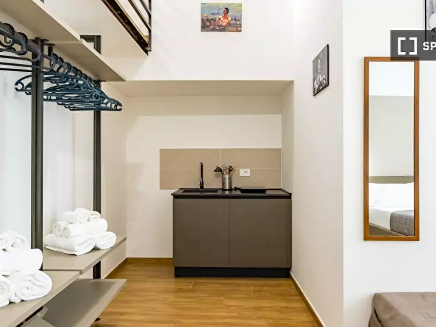 Immagine 18 di Appartamento in affitto  in Via Santa Teresa degli Scalzi a Napoli