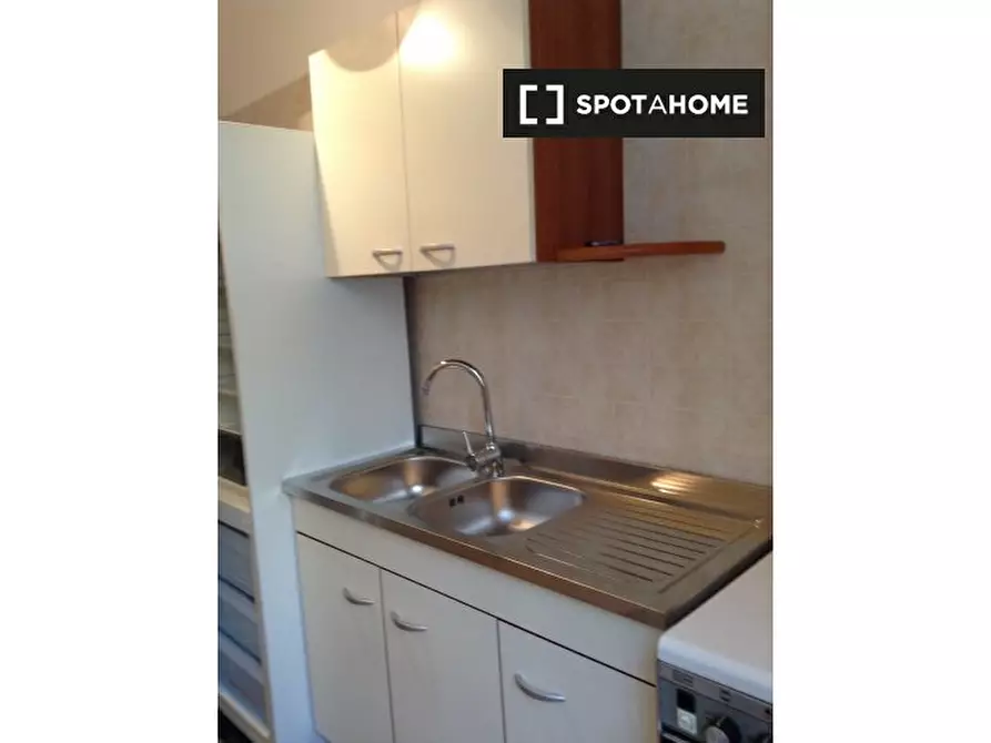 Immagine 6 di Camera condivisa in affitto  in Via degli Umbri a Roma