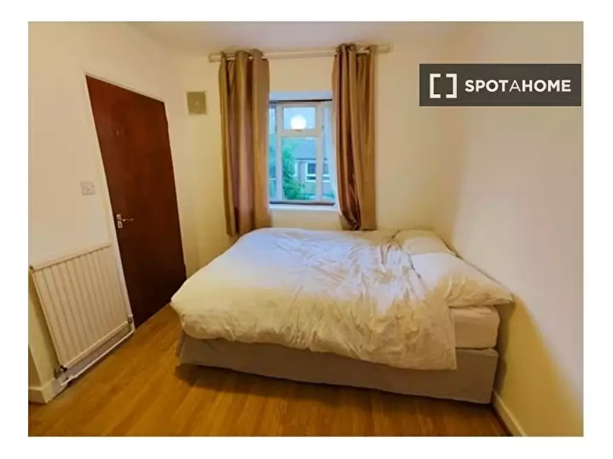 Immagine 1 di Camera condivisa in affitto  in Strattondale St a Poplar