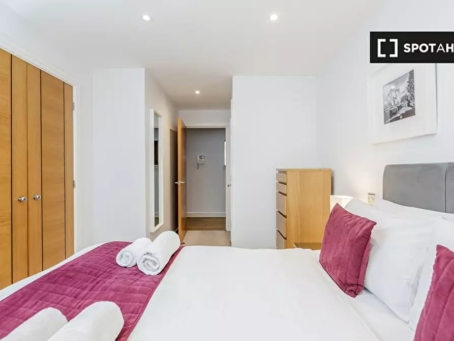 Immagine 8 di Appartamento in affitto  in Walnut Tree Cl a Guildford