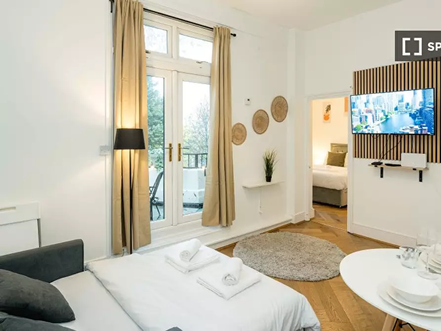 Immagine 4 di Appartamento in affitto  in Cambridge Gardens a Kensington