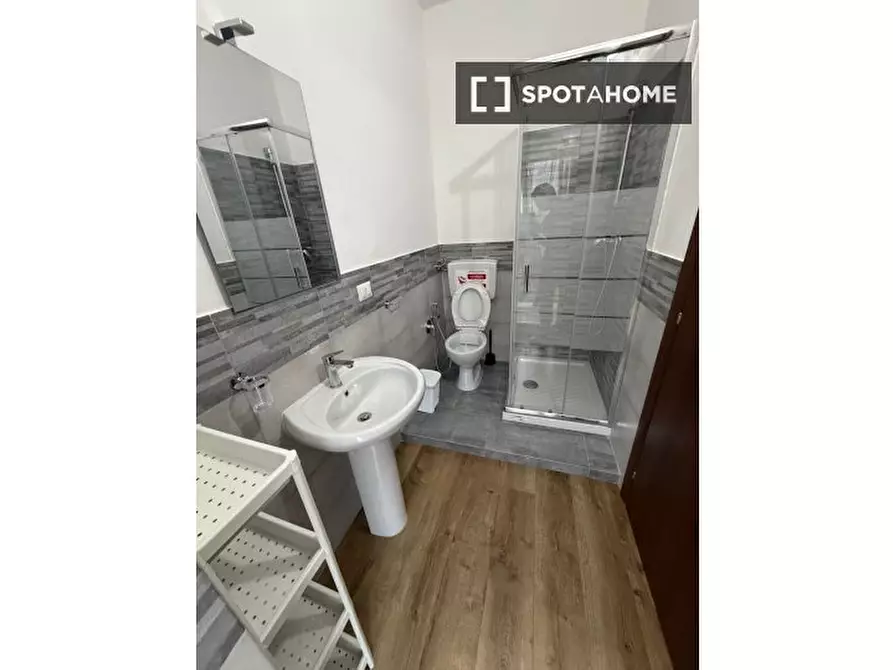 Immagine 2 di Camera condivisa in affitto  in Via Teano a Roma