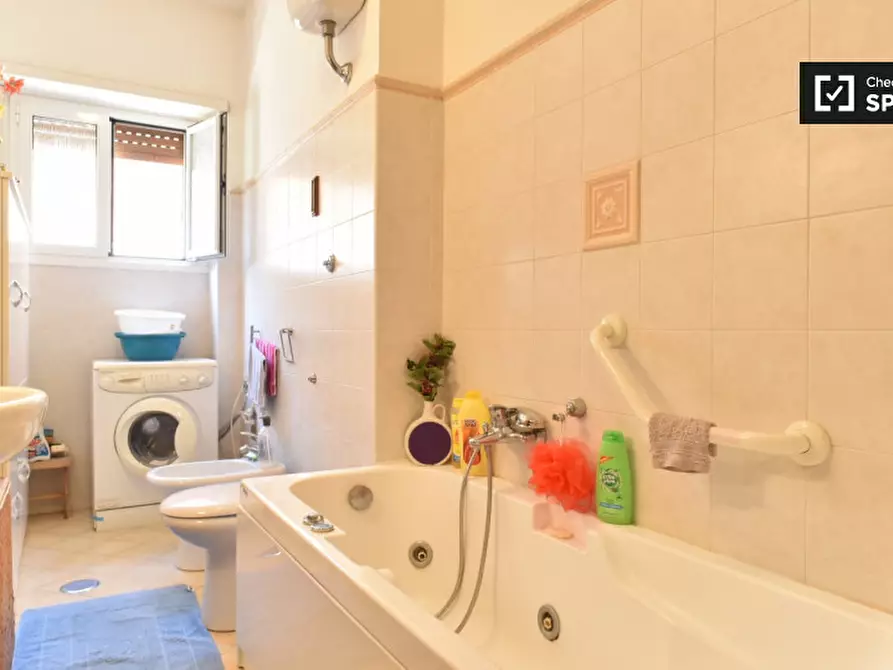 Immagine 16 di Camera condivisa in affitto  in Via Appia Nuova a Roma