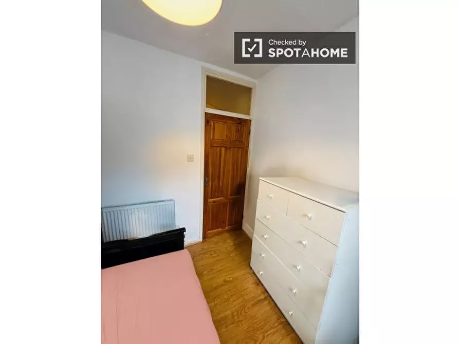 Immagine 9 di Camera condivisa in affitto  in Tadema House, Penford Street a Paddington