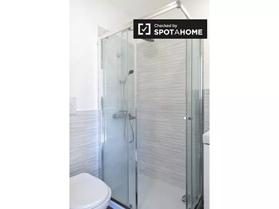 Immagine 10 di Camera condivisa in affitto  in Via Francesco Grimaldi a Roma