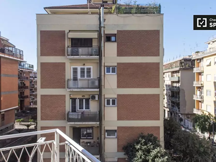 Immagine 7 di Camera condivisa in affitto  in Via di Val Tellina a Roma