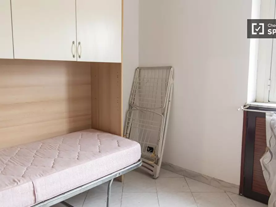 Immagine 2 di Camera condivisa in affitto  in Via Anagni a Roma