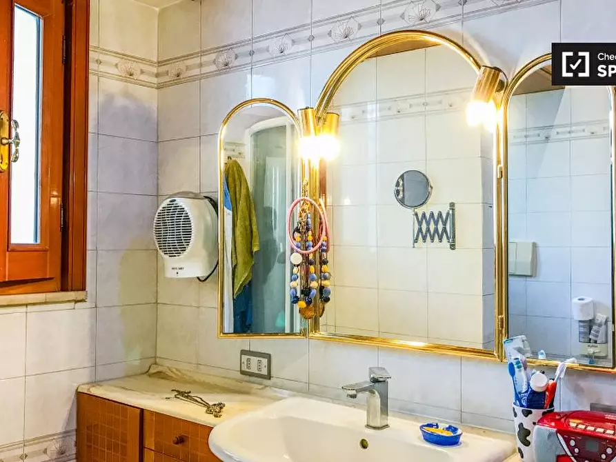 Immagine 12 di Camera condivisa in affitto  in Via Giuseppe Berneri a Roma