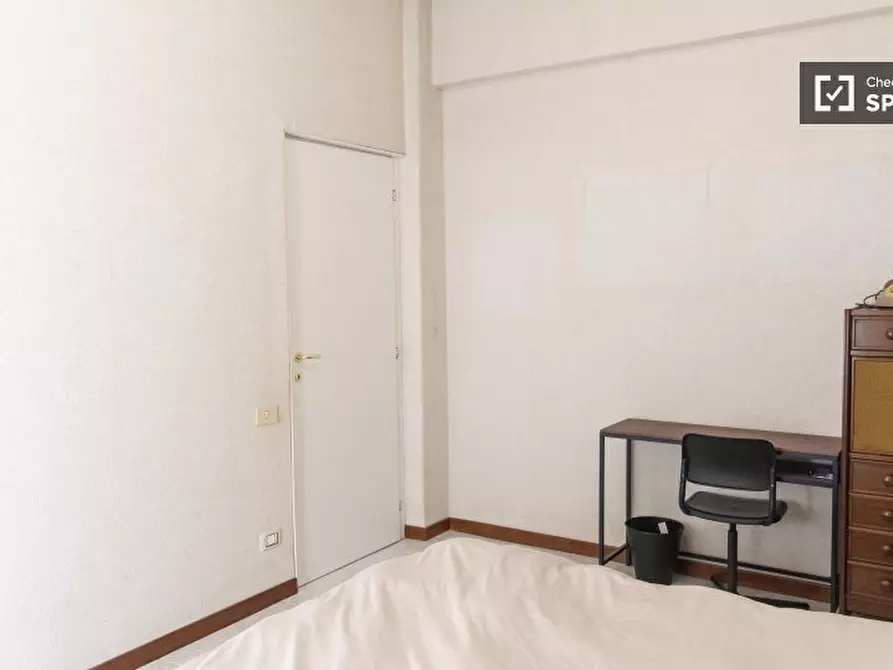 Immagine 3 di Camera condivisa in affitto  in Via Paola Falconieri a Roma