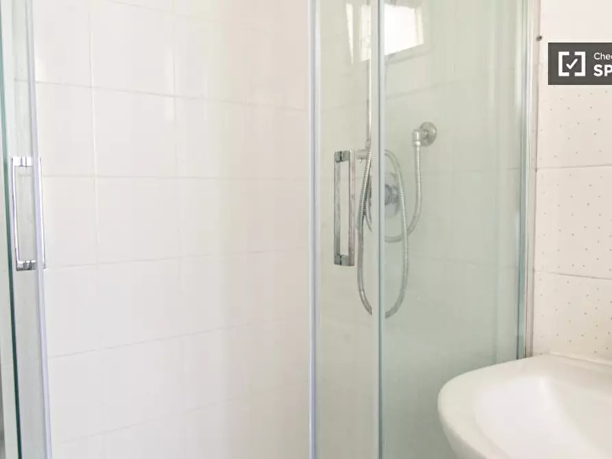 Immagine 15 di Camera condivisa in affitto  in Via Laurentina a Roma