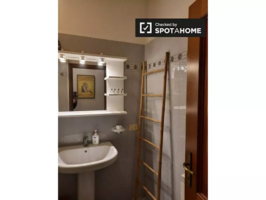 Immagine 17 di Appartamento in affitto  in Via dell'Arco di S. Calisto a Roma