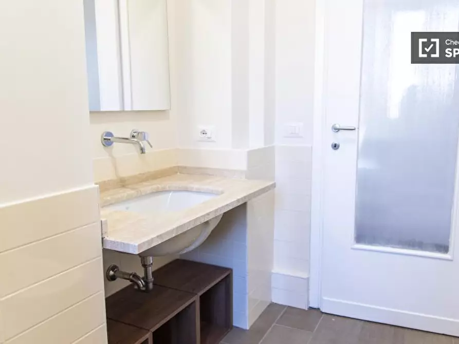 Immagine 14 di Camera condivisa in affitto  in Via Arezzo a Roma