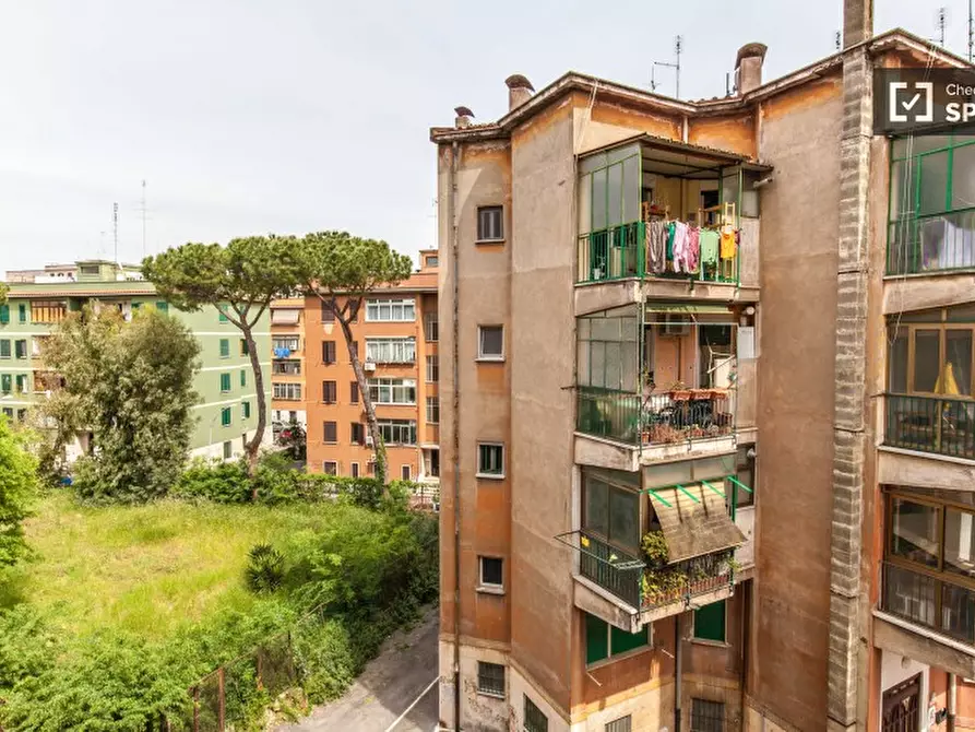 Immagine 12 di Camera condivisa in affitto  in Via Corinto a Roma