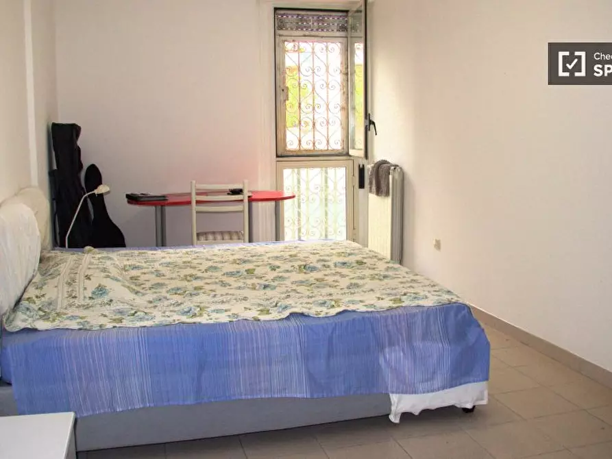 Immagine 6 di Camera condivisa in affitto  in Via Giuseppe de Robertis a Roma