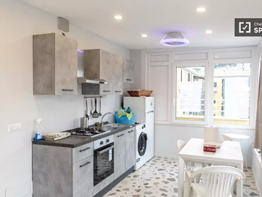 Immagine 13 di Camera condivisa in affitto  in Via Francesco Caracciolo a Roma