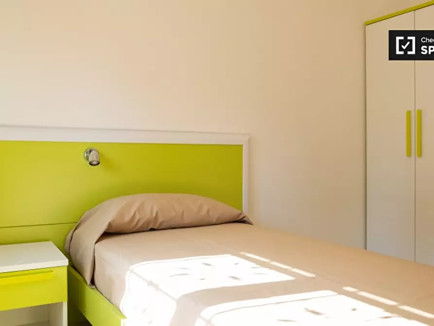 Immagine 2 di Camera condivisa in affitto  in Via dei Giovi a Roma