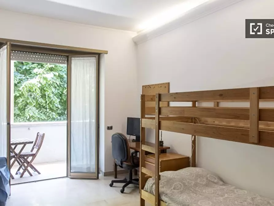 Immagine 2 di Camera condivisa in affitto  in Via della Fisica a Roma