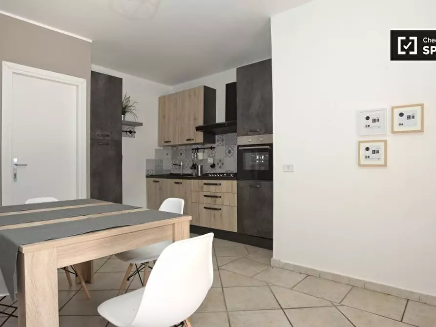 Immagine 2 di Camera condivisa in affitto  in Via Raddusa a Roma