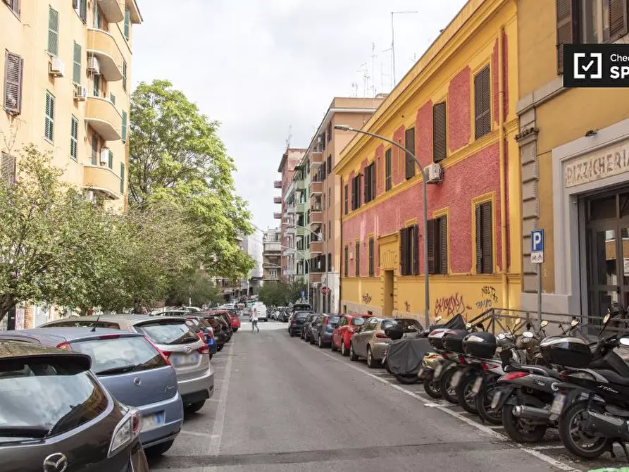 Immagine 10 di Camera condivisa in affitto  in Via Camilla a Roma