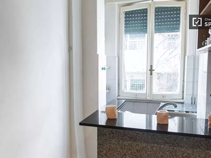 Immagine 9 di Appartamento in affitto  in Via Gian Luca Squarcialupo a Roma