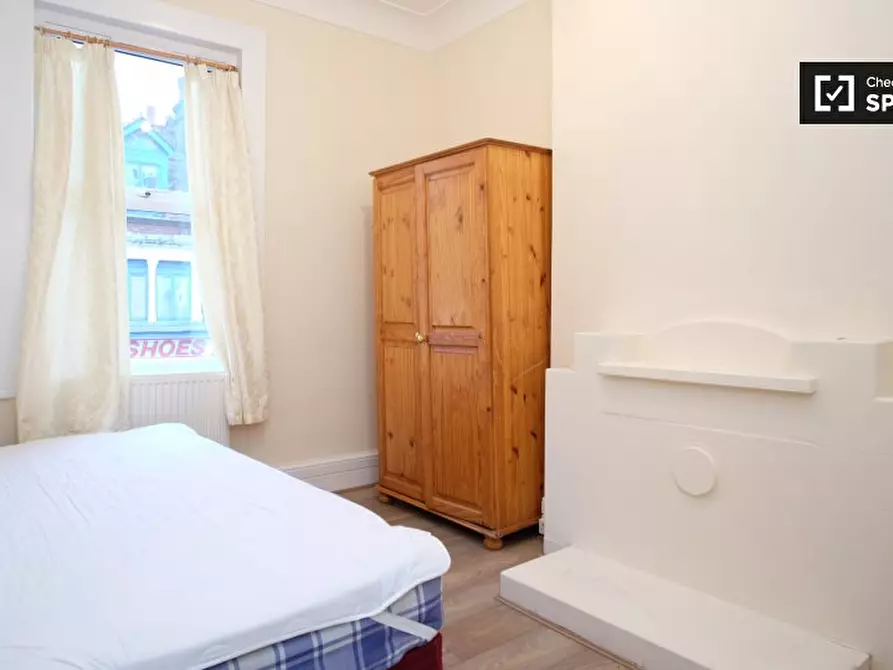 Immagine 1 di Camera condivisa in affitto  in High Street a Walthamstow