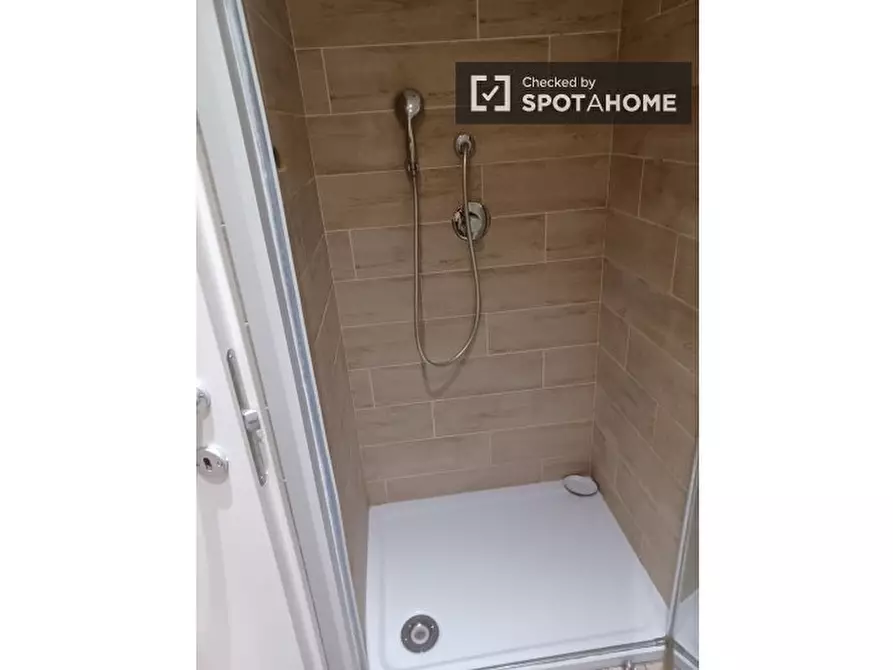 Immagine 12 di Camera condivisa in affitto  in Largo Francesco Anzani a Roma