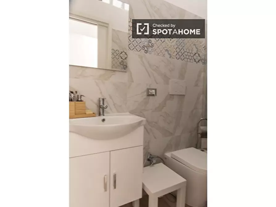 Immagine 7 di Camera condivisa in affitto  in Via Girolamo Benzoni a Roma