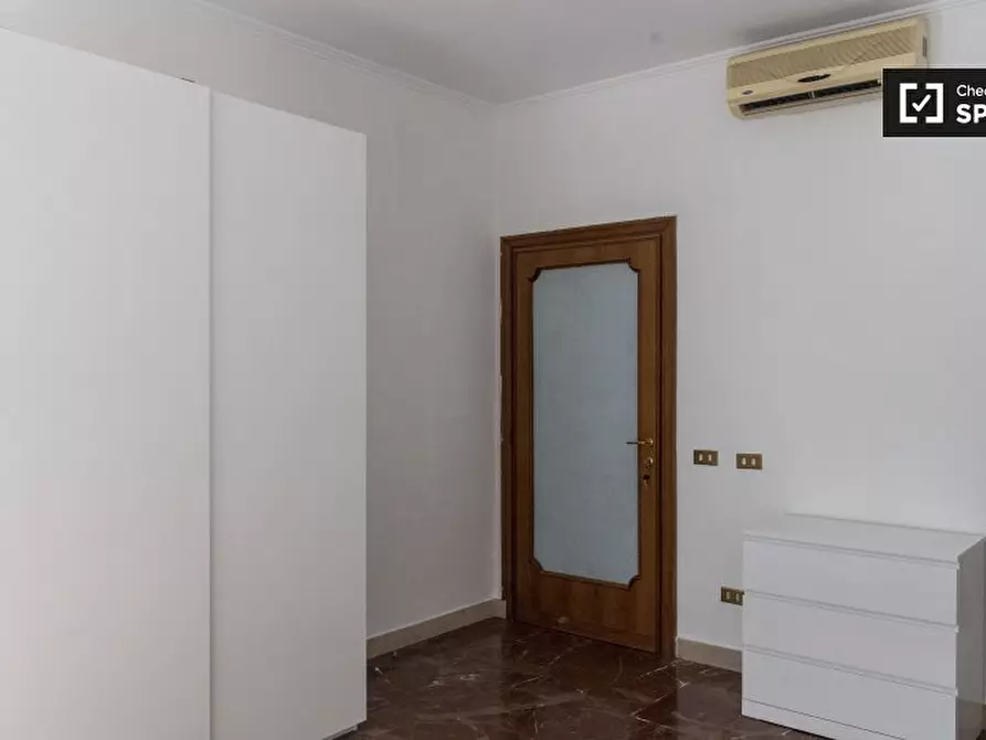 Immagine 4 di Camera condivisa in affitto  in Via Tito Omboni a Roma