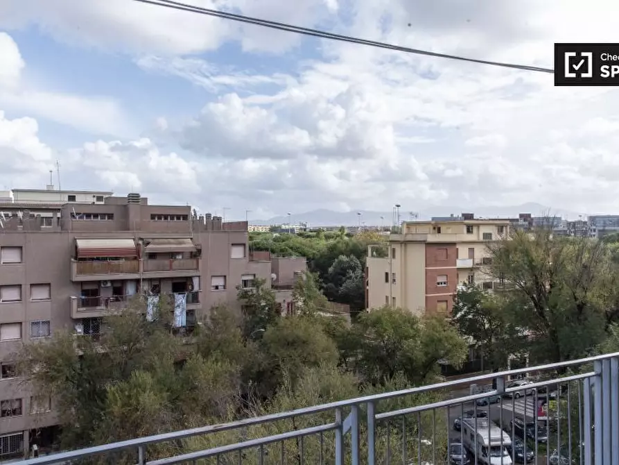Immagine 5 di Camera condivisa in affitto  in Viale Palmiro Togliatti a Roma
