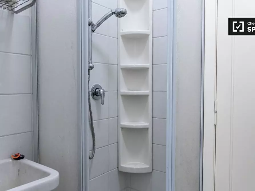 Immagine 16 di Camera condivisa in affitto  in Viale delle Provincie a Roma