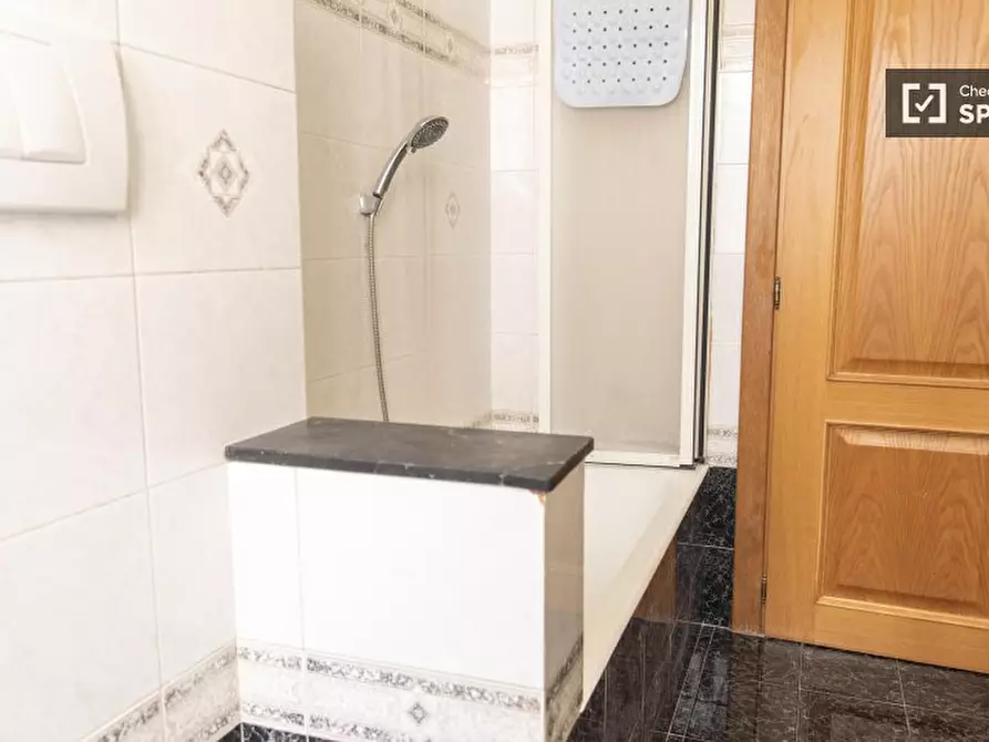 Immagine 9 di Camera condivisa in affitto  in Via Simone Ghini a Roma