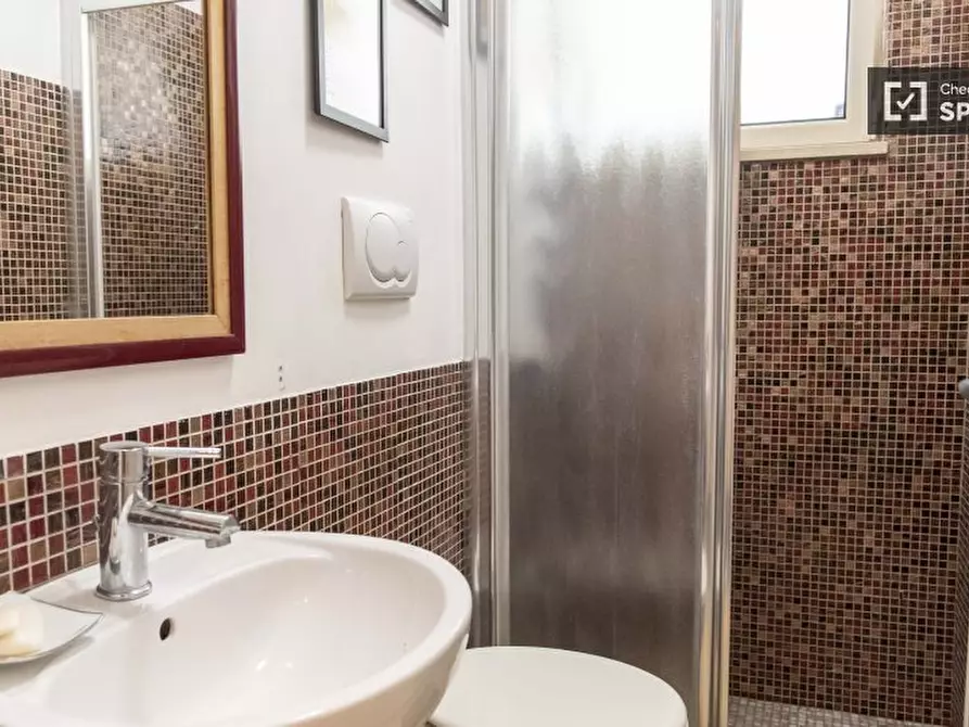 Immagine 10 di Camera condivisa in affitto  in Via Corrado Segre a Roma